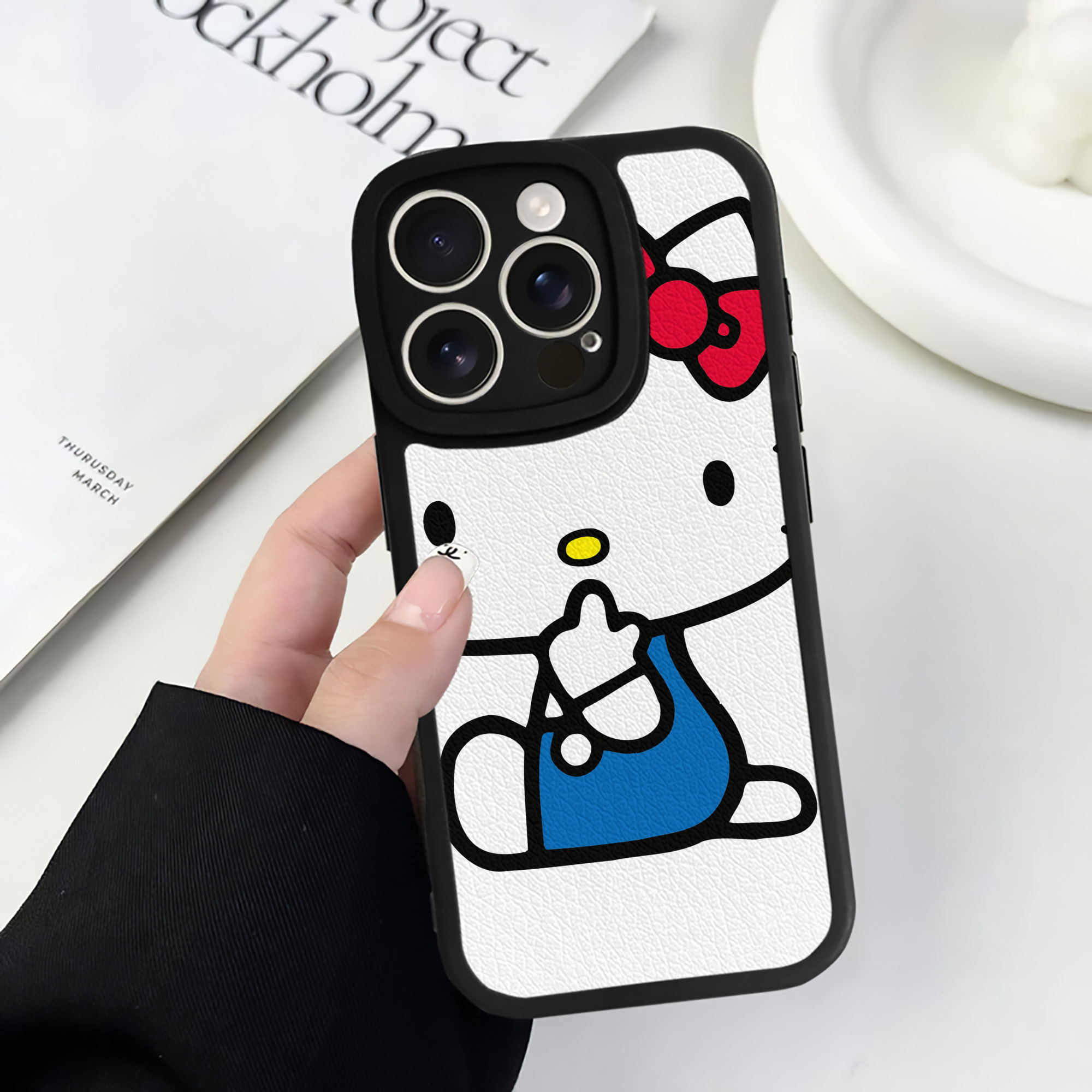 （画像用） Hello Kitty ハローキティ 【iPhone 16シリーズ対応】シリコンスマホケース（レザー調） 材質：シリコン